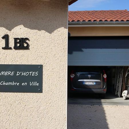 Une Chambre En Ville Savigneux  Exteriér fotografie