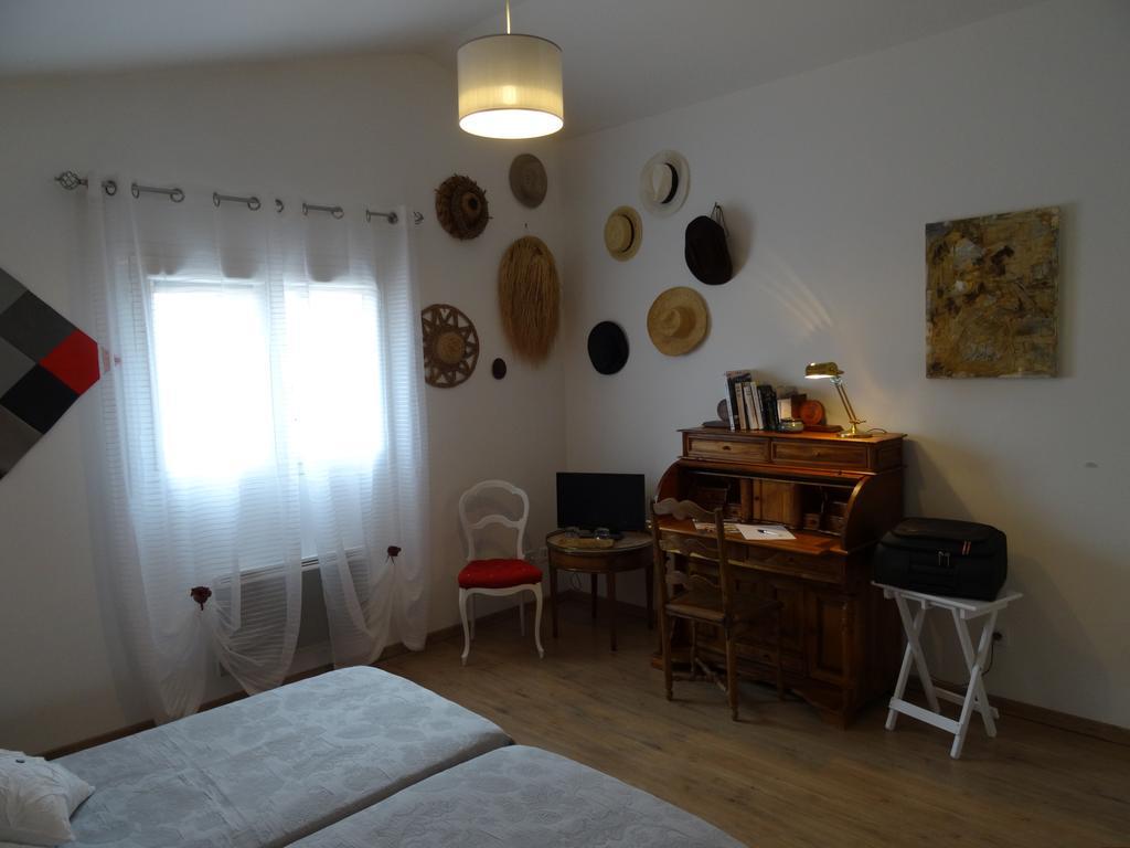 Une Chambre En Ville Savigneux  Exteriér fotografie