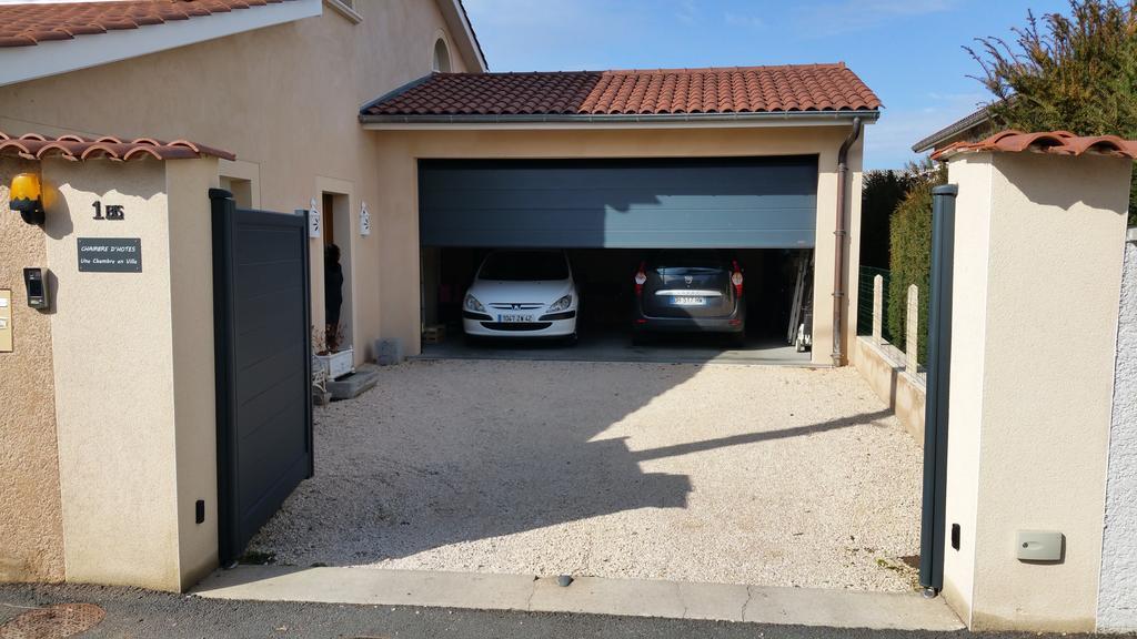 Une Chambre En Ville Savigneux  Exteriér fotografie