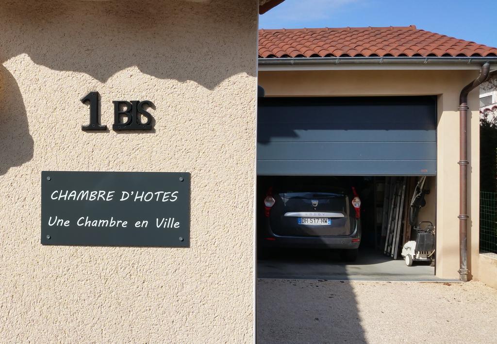 Une Chambre En Ville Savigneux  Exteriér fotografie